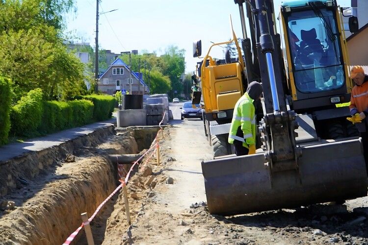 Широкі тротуари, нові каналізація та водогін: у місті на Волині триває капітальний ремонт вулиці (Фото)