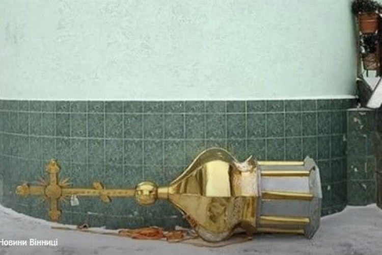 На знак «протесту» священик УПЦ МП скинув купол із храму
