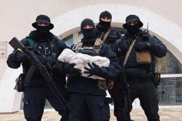 Київський поліцейський в умовах війни забрав дружину й сина з пологового: зворушливі фото