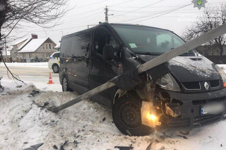 У Ковелі водій мікроавтобуса не розминувся зі світлофором (фото)
