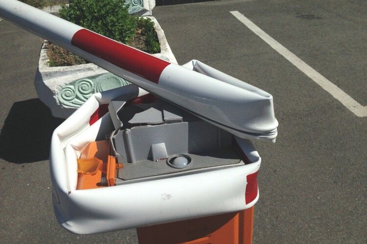 У Луцьку судили юнака, який зламав шлагбаум на Театральному майдані