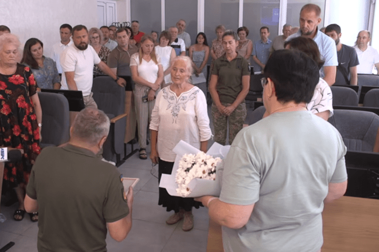 «За вашу корупцію хлопці платять кров’ю»: на Волині мати Героя відмовилася від посмертної нагороди сина