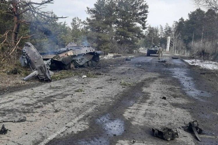 Українські захисники знищили велику колону ворожої техніки, яка рухалася в бік Ізюму на Харківщині