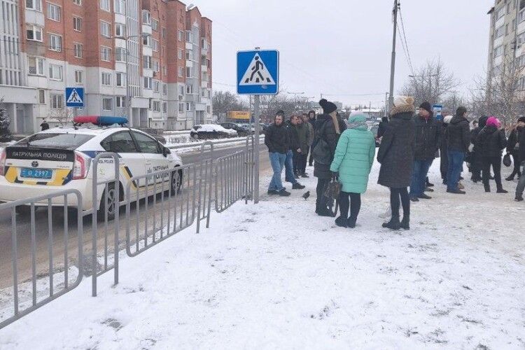 У Луцьку ОСББ закрило прохід: жителі мікрорайону звернулися в поліцію (Фото)