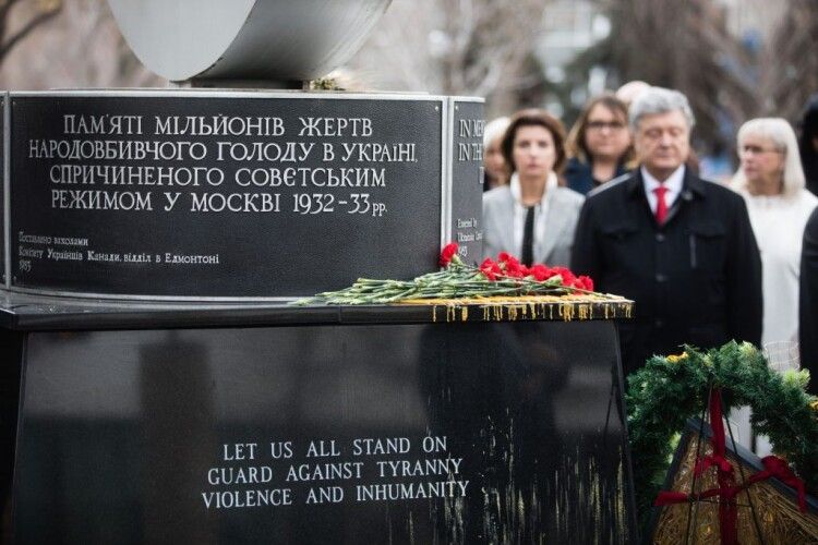 Порошенко вшанував замучених українців біля першого у світі пам’ятника жертвам Голодоморів