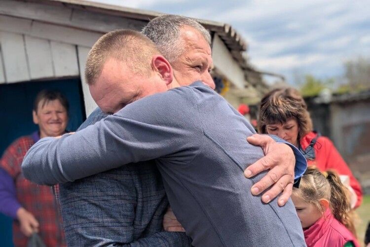 «Мамо, не плач, все позаду»: звільненого з полону волинянина зустріли у рідному селі