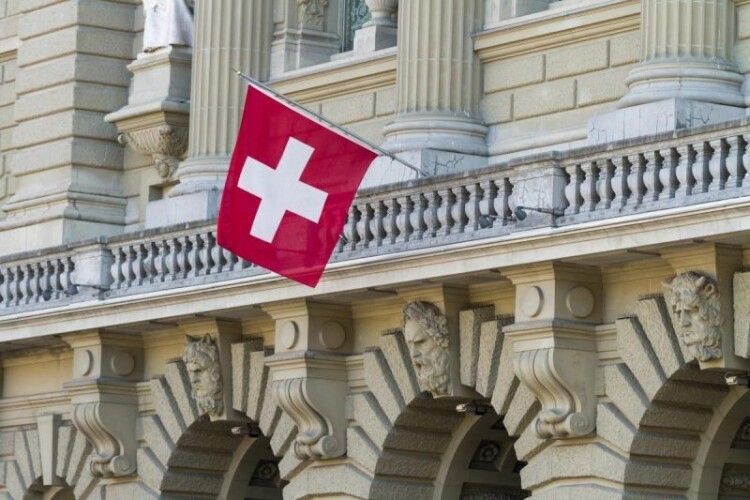 Швейцарці на референдумі відхилили суворіший нейтралітет: країна може й надалі вводити санкції проти РФ 