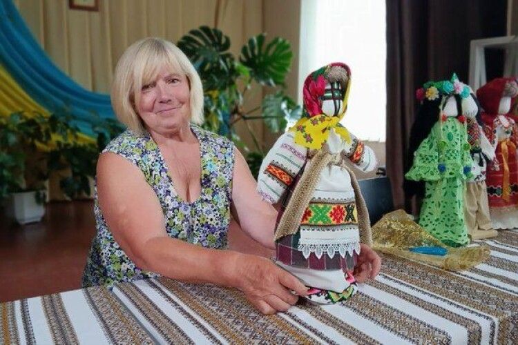 313 ляльок-мотанок заради Перемоги: як майстриня із Волині допомагає війську