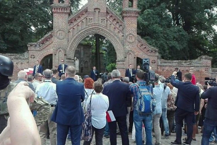 Польський президент на кладовищі в Олиці заявив, що на Волині загинуло 100 тисяч поляків і 5 тисяч українців