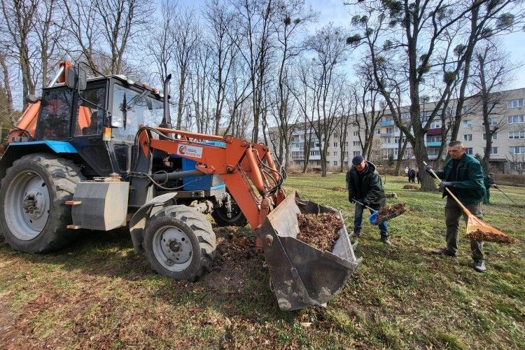 У місті на Волині тепловики два дні поспіль чепурили місто до весни
