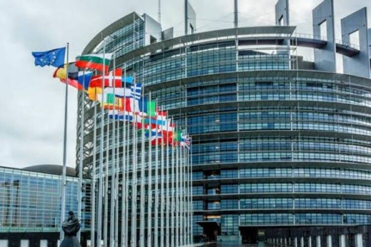 Європарламент закликав владу припинити політично вмотивовані санкції проти Порошенка – резолюція