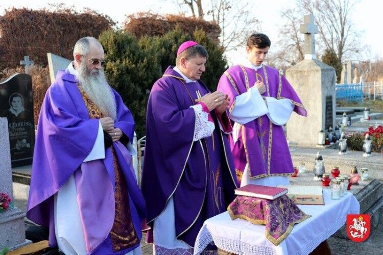 У Володимирі відновили могили поляків: у літургії взяв участь мер та консул