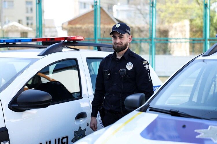 12 поліцейських офіцерів громад на Волині отримали службові автомобілі