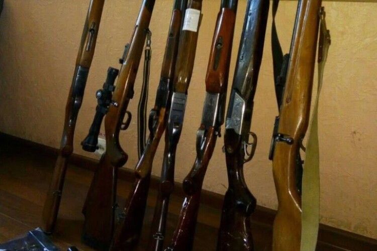 Мешканці Рівненщини віддали поліцейським майже сотню рушниць