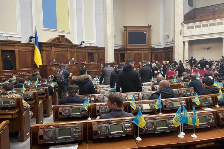 Верховна Рада нарешті прийняла закон про колабораціонізм і закликала Захід закрити небо над Україною