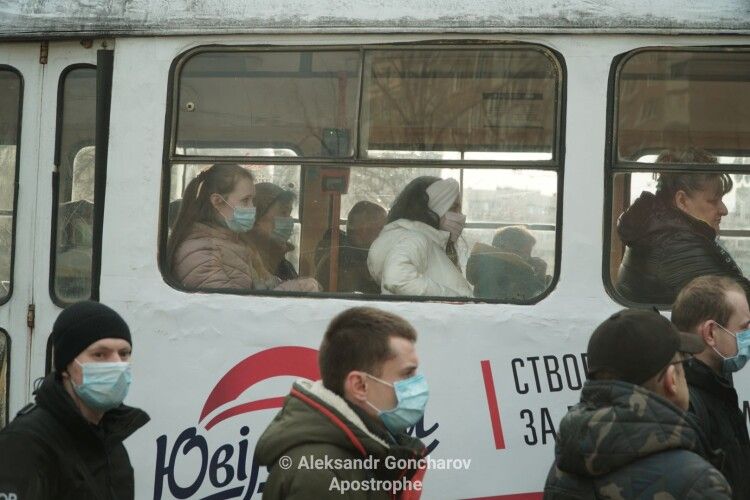 У Луцьку маршрутні таксі ввечері залишають дітей на зупинках, бо немає місць