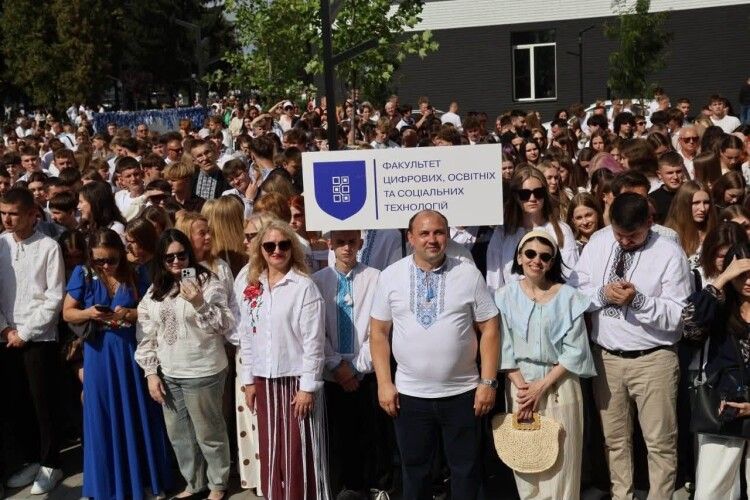 Початок навчання: на святі у волинському університеті танцював робот-гуманоїд (Відео)