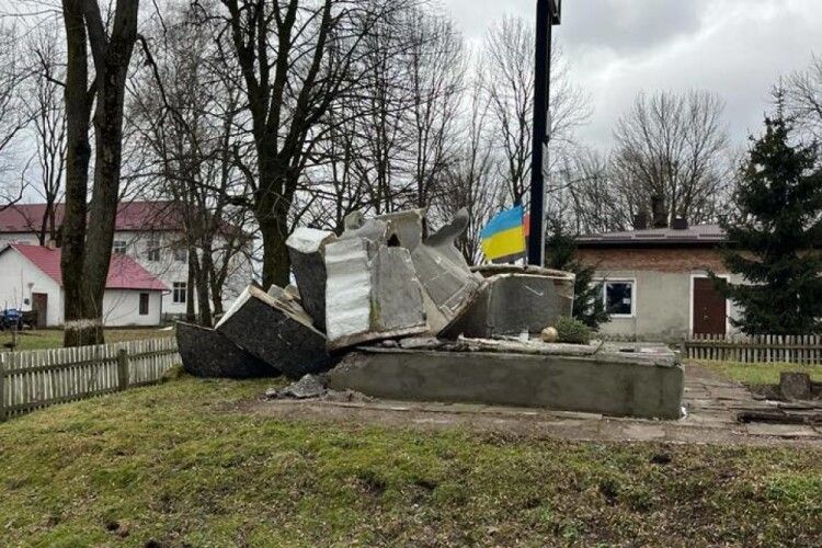 На Львівщині знесли останній радянський пам’ятник