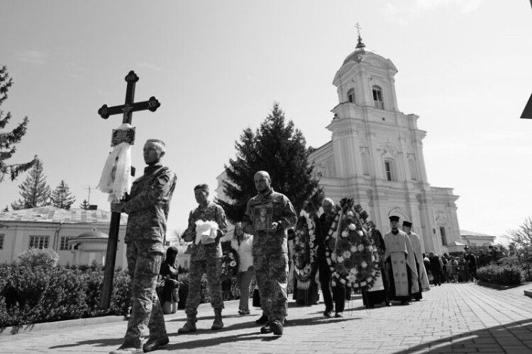 У Луцьку провели в останню дорогу загиблого на війні десантника Миколу Шевчука (Фото)