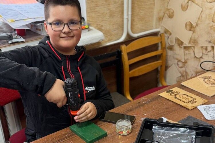 У громаді на Волині молодь вчитимуть працювати з деревом та глиною