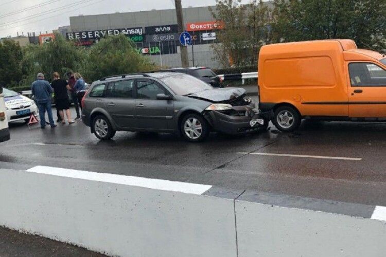 На мосту у Луцьку – потрійна аварія (Фото)