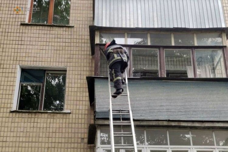 Бійцям ДСНС довелося лізти до квартири пенсіонерки через балкон: на газовій плиті підгоряв борщ