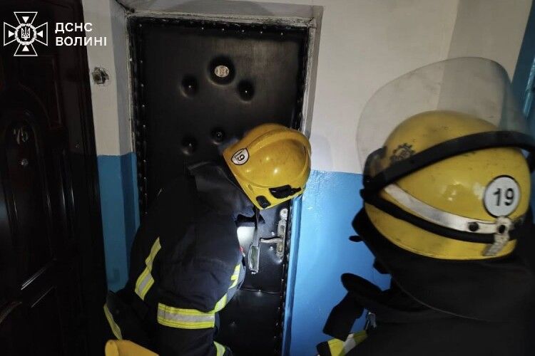 На Волині рятувальники пустили в хід сокиру, щоб допомогти пенсіонерці