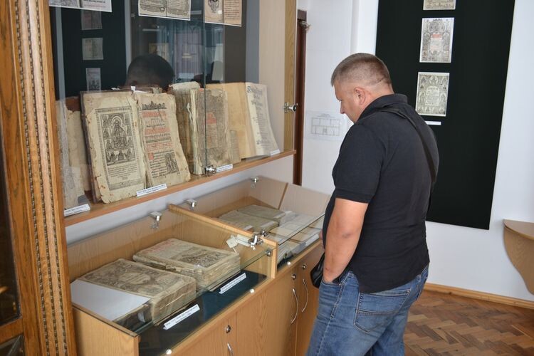 У Любомлі виставили книжки, де записи робили сучасники Хмельницького та Мазепи
