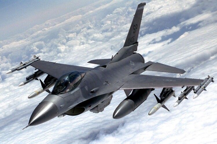 Нарешті: Байден заявив, що США допоможуть союзникам тренувати українських пілотів на F-16