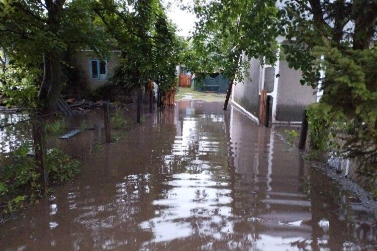 Рятувальники після дощу відкачували воду з обійсть волинян