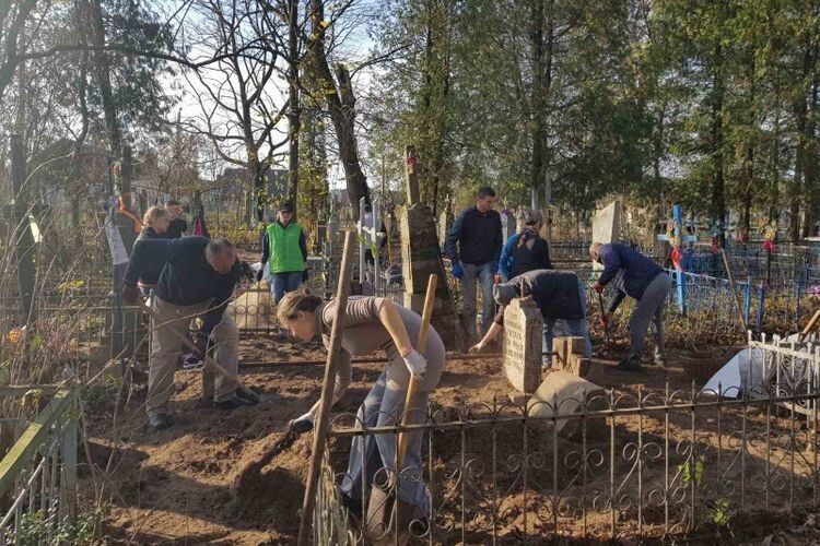 У Ківерцях старе кладовище прибрали парафіяни костелу