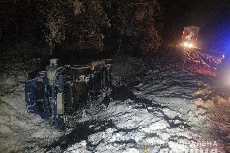На волинській трасі машина з’їхала в кювет: постраждали двоє пасажирів (Фото)