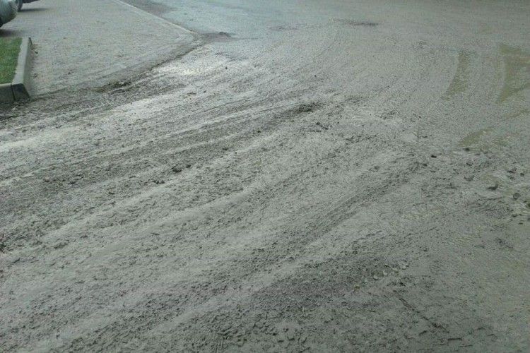 У Луцьку будівельникам-бруднулям наказали вимити дорогу