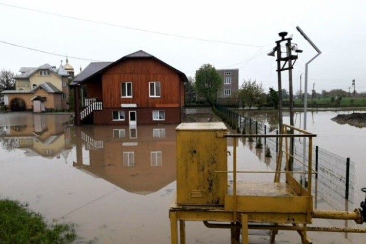 На Прикарпатті затопило понад 300 будинків