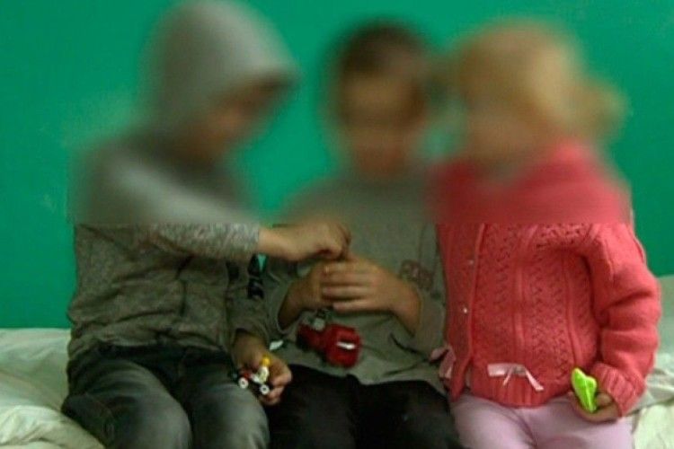 На Житомирщині трійко малих дітей визволили з холодної і голодної хати