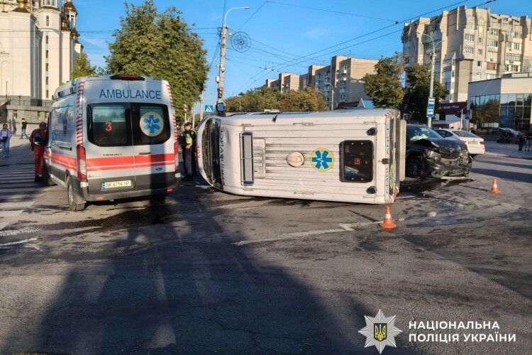 У Рівному автівка «швидкої» потрапила в ДТП