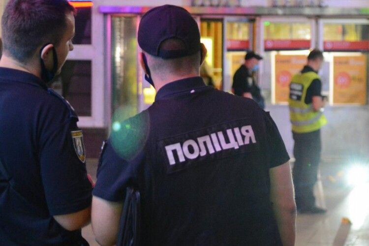 Волинських поліцейських покарали за нічний п'яний дебош на заправці