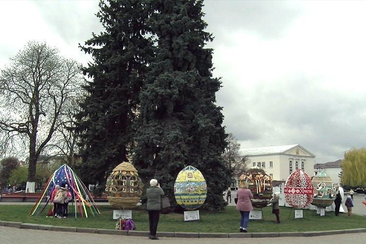 На луцьких вулицях з’являться великі писанки