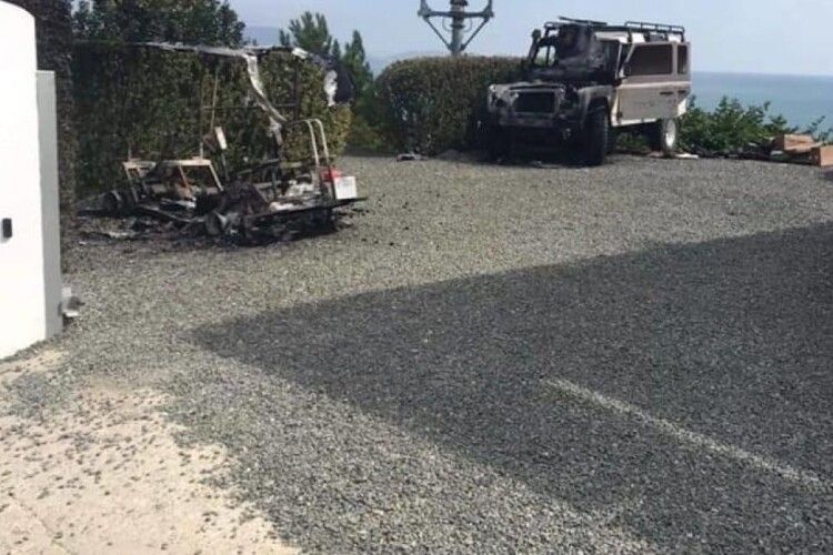 Біля вілли у Криму вщент спалили машини відомого російського пропагандиста Кисельова