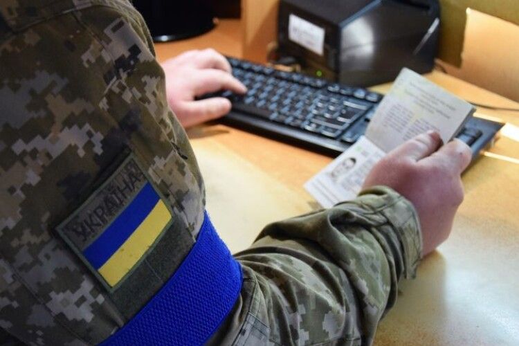 Через Волинську митницю було майже три сотні спроб виїхати з підробленими документами