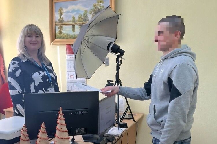 Міграційна служба Волині оперативно відновила документи звільненому з полону захиснику 
