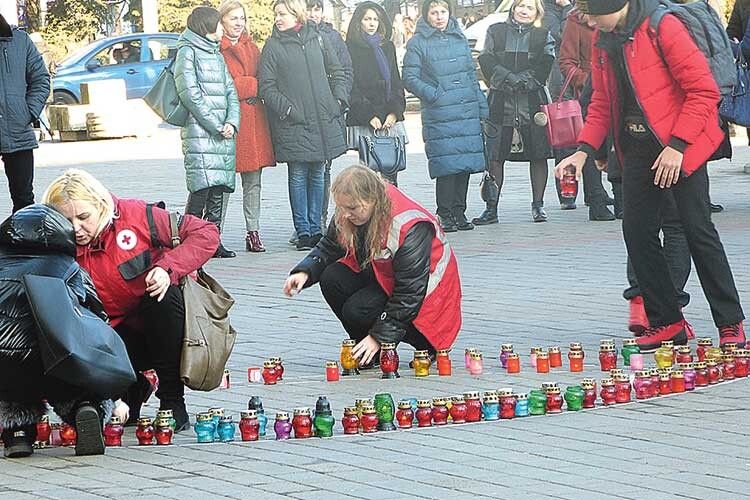 Студенти у Луцьку вийшли на свічкову ходу, щоб привернути увагу до проблеми СНІДу