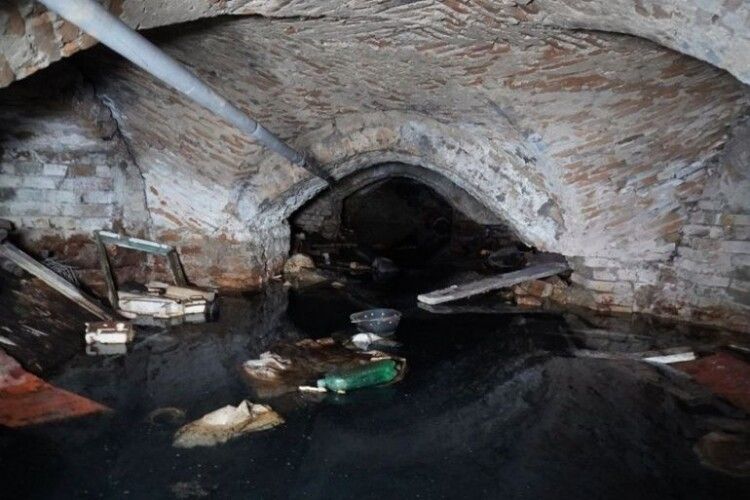 Ченці рятуватимуть затоплене водою підземелля архітектурного комплексу Луцького братства