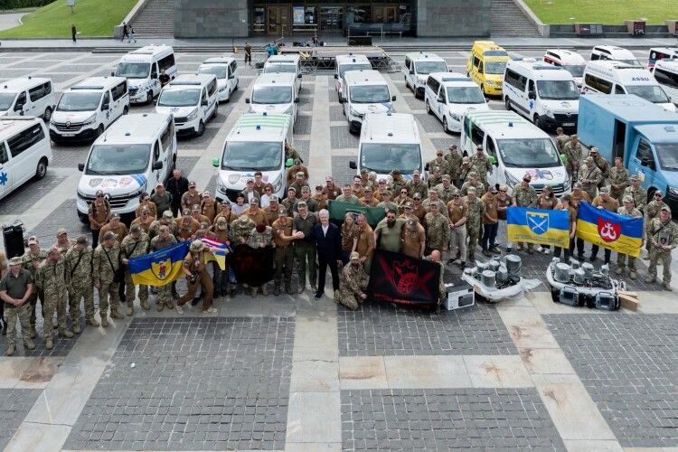 Порошенко з американською організацією Ukraine Focus передали у військо 51 карету швидкої допомоги