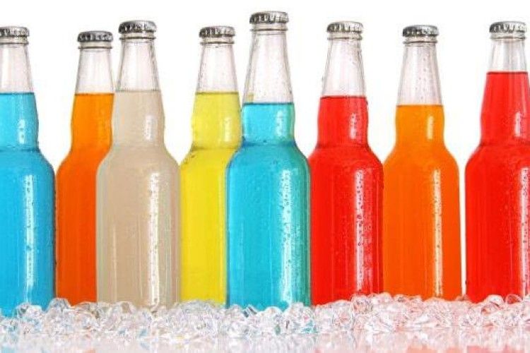 Під Верховною Радою натовп молодиків пограбував продуктову крамницю