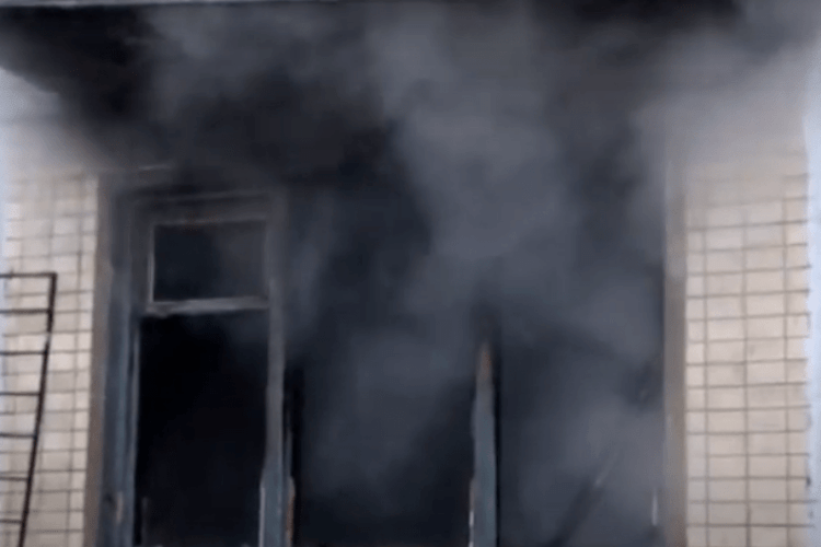У Києві під час пожежі чоловік вистрибнув з вікна квартири на п'ятому поверсі (Відео)