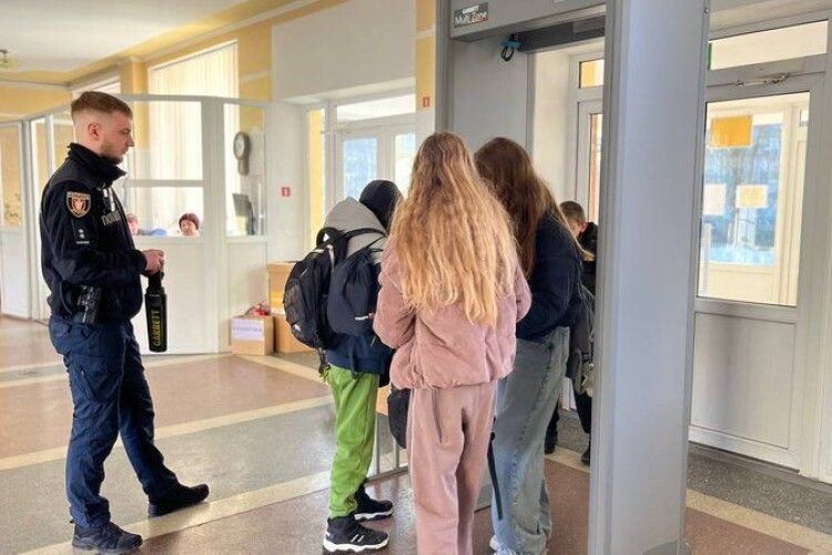 Нова система безпеки: у школах Луцька старшокласників перевіряють металодетекторами