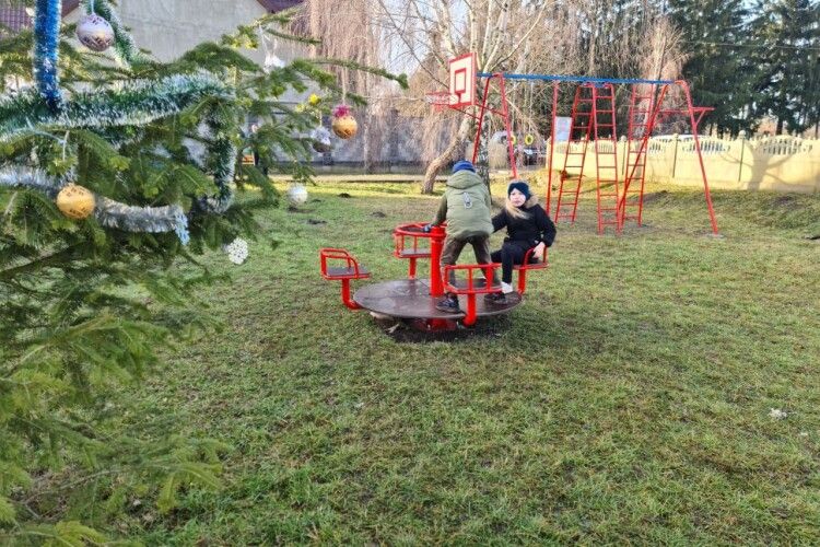 Святий Миколай приніс дітлахам з Піддубців гірки й гойдалки (Фото)