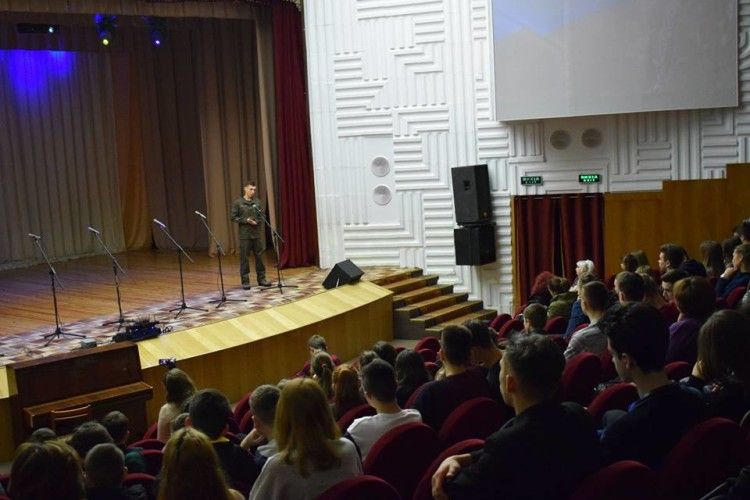 Нацгвардійці знайшли спільну мову зі старшокласниками Луцька