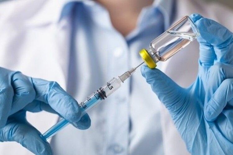 Визнано самогубством: суд Франції став на бік страхувальників, які не виплатили гроші померлому від COVID-вакцини 